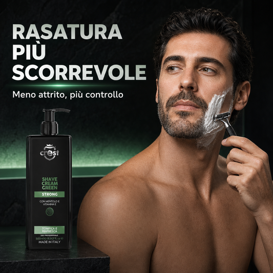 Uomo durante la rasatura accanto a un flacone da 500 ml di CREST Shave Cream Green Strong, con messaggio sulla maggiore scorrevolezza e controllo.