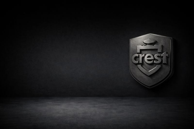 Logo Crest in metallo su sfondo antracite minimal