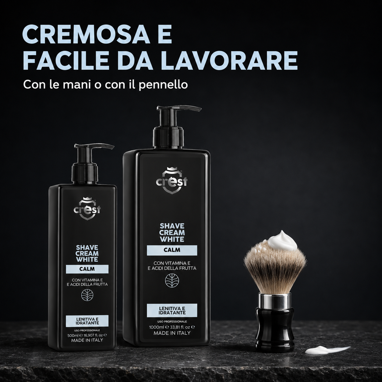 Flaconi da 500 ml e 1 litro di CREST Shave Cream White Calm accanto a un pennello con una piccola quantità di crema bianca.